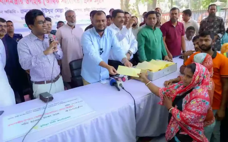 Rising Cumilla - 833 cleaning workers and master roll staff of Comilla City Corporation received Eid gifts