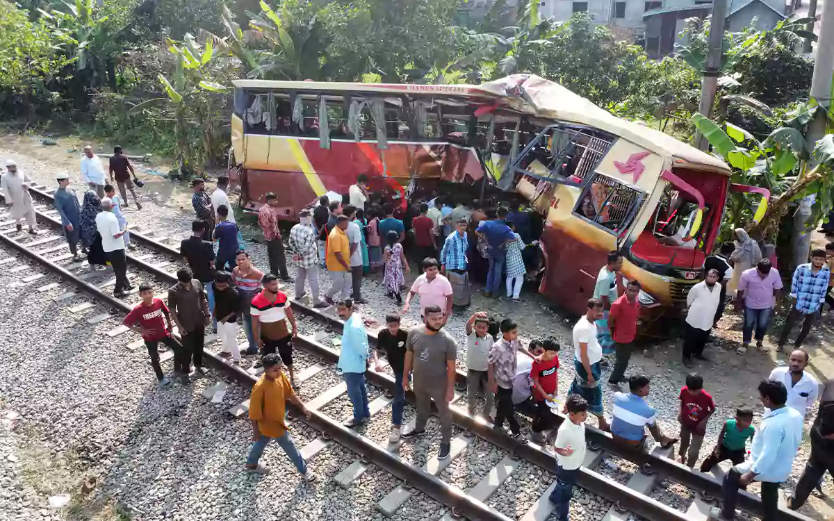 Rising Cumilla - Case filed against two railway workers in Comilla's Paduar Bazar rail crossing accident