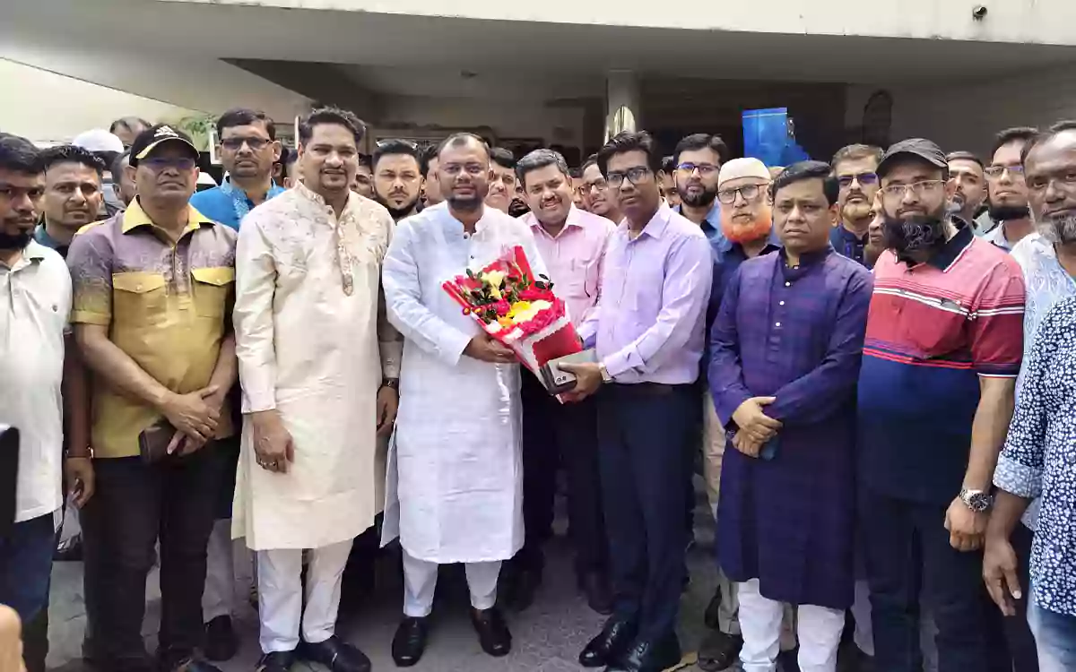 Rising Cumilla - Comilla City Corporation's new administrator Yusuf will try to take service as a means of charity