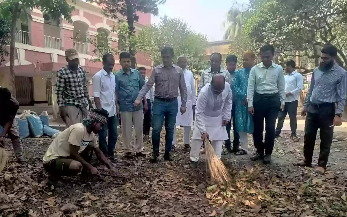 Rising Cumilla - Comilla District Council Administrator Mostaq Mia takes charge in the field, gives strong instructions on dengue prevention