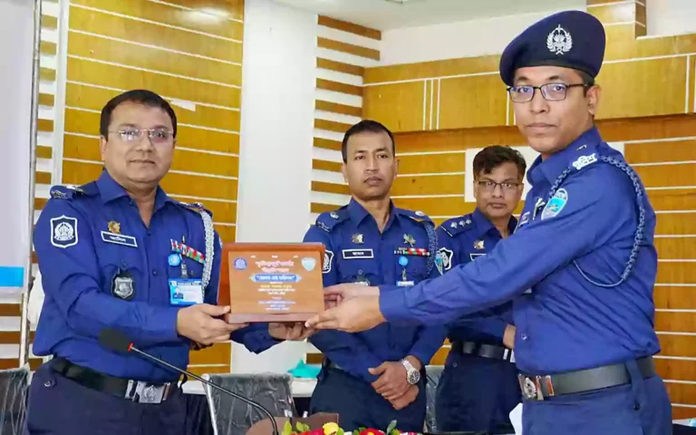 Rising Cumilla - Comilla District Police awards best officers and circle officers