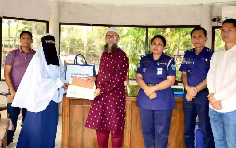 Rising Cumilla - Families of policemen who sacrificed their lives in the line of duty in Chandpur receive Eid gifts