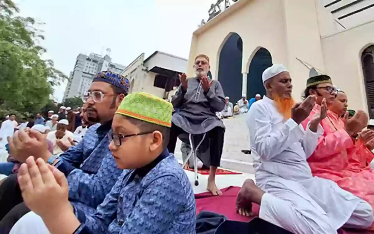 Rising Cumilla - In tearful prayers, they ask for forgiveness for their sins and wish for the well-being of the world community.