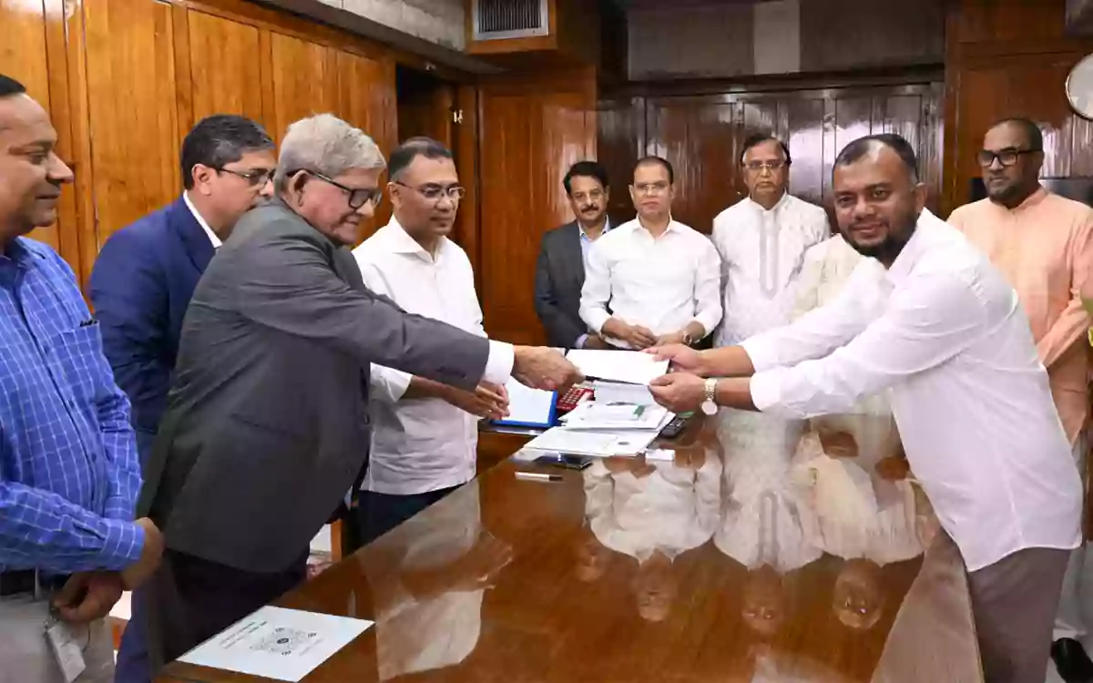 Rising Cumilla - Prime Minister's Relief Fund donation to be distributed among 833 employees of Comilla City Corporation