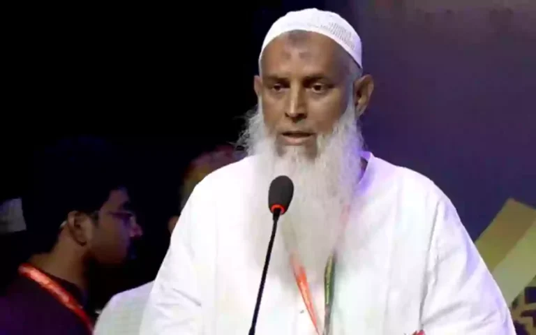 Rising Cumilla - Religious Affairs Minister Kaikobad leaves for Saudi Arabia to participate in Umrah and Visit Forum