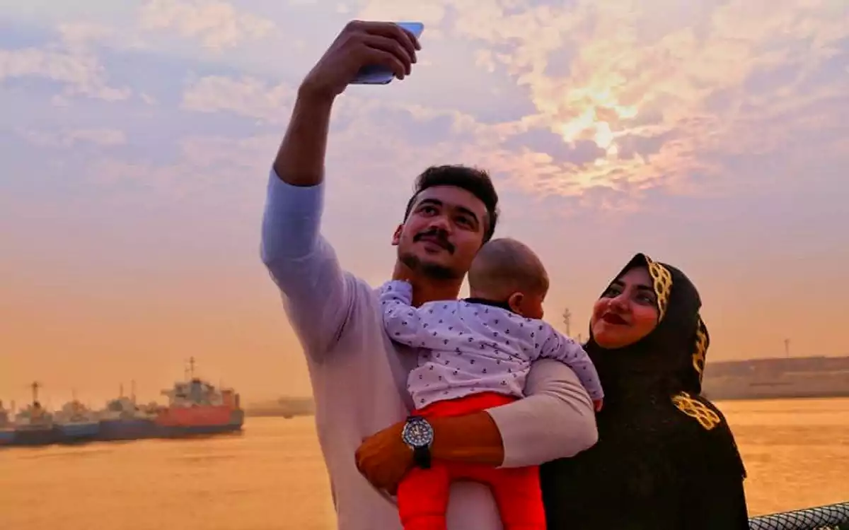 Rising Cumilla - Taskin taking a selfie with his wife and children