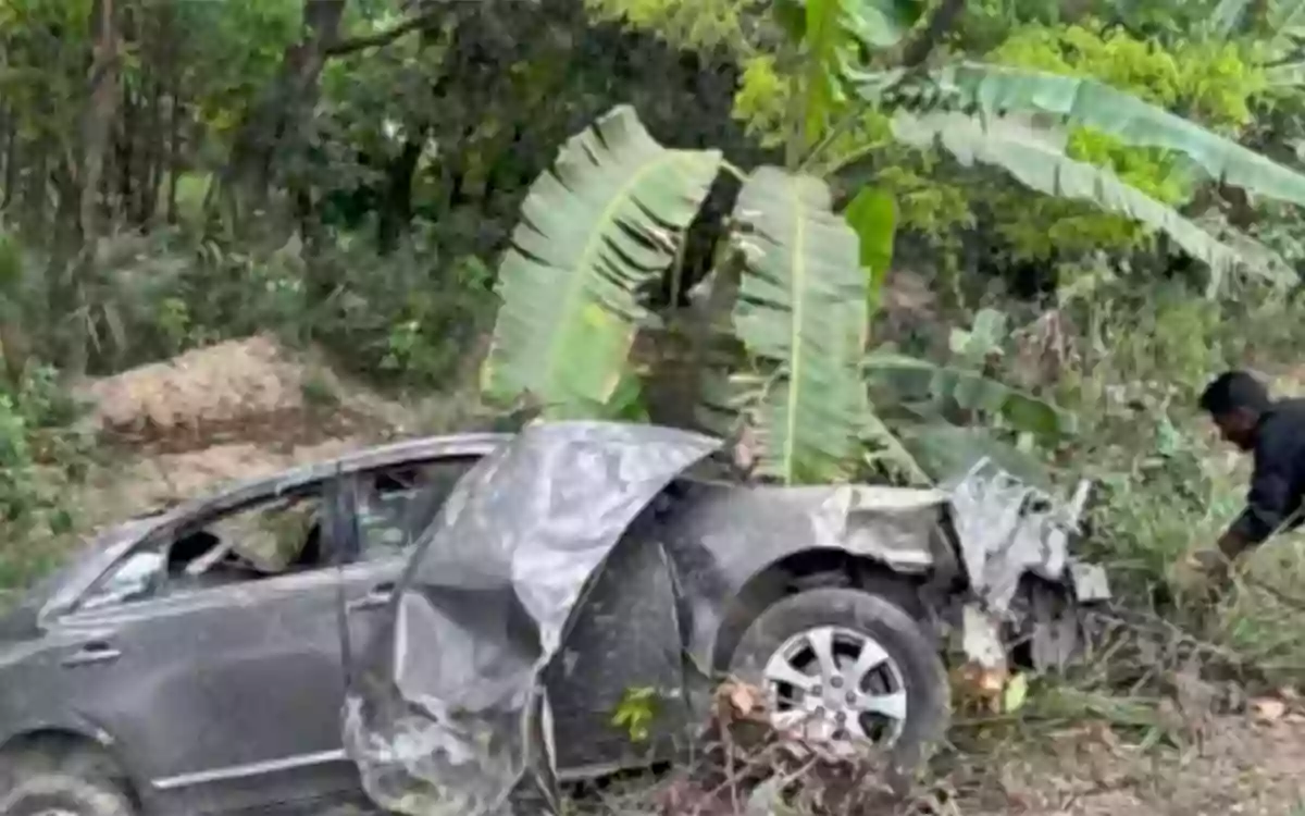 Rising Cumilla - Tire of moving private car explodes in Chandina, Comilla, 5 members of same family injured