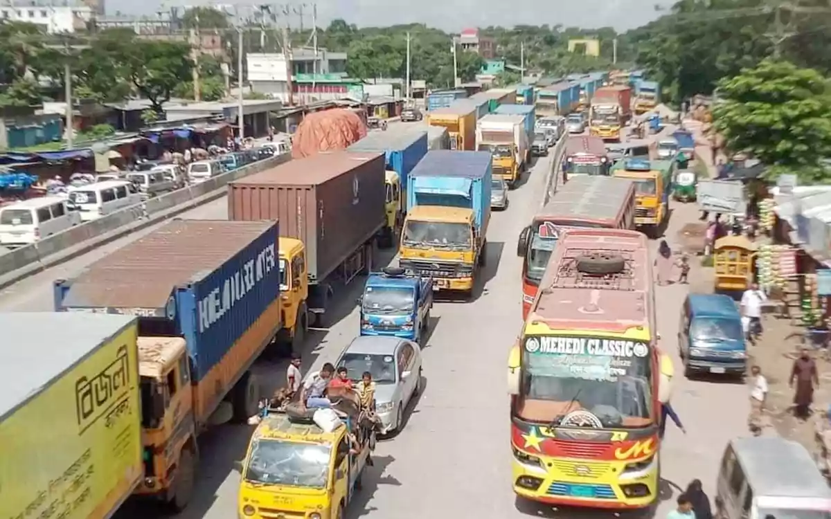 Rising Cumilla - Traffic jam at dhaka-chittagong highway