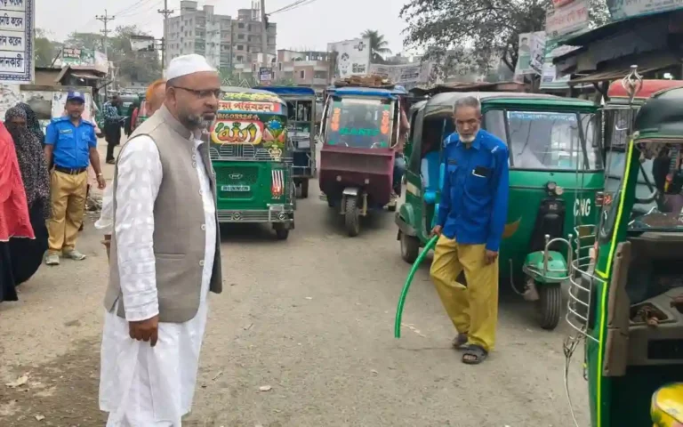 ‎ব্রাহ্মণপাড়ায় ঈদকে সামনে রেখে যানজট নিয়ন্ত্রণে কাজ করছে গ্রাম পুলিশ