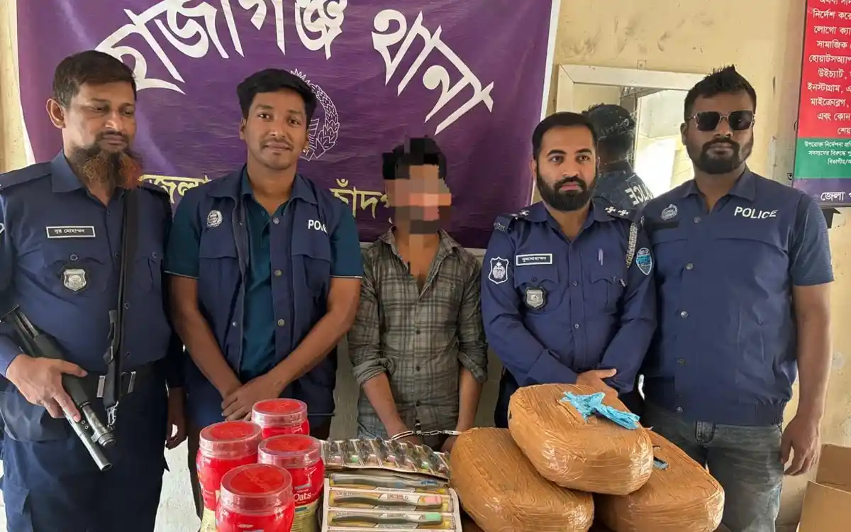 হাজীগঞ্জে কুরিয়ার অফিস থেকে ১০ কেজি গাঁজাসহ যুবক গ্রেফতার