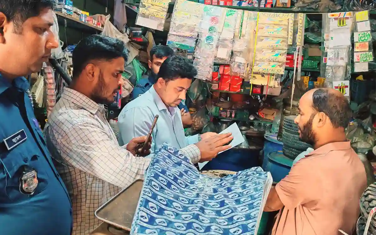 সদর দক্ষিণে ৪০০ লিটার অবৈধ ডিজেল উদ্ধার, দুই ব্যবসায়ীকে ৭০ হাজার টাকা জরিমানা