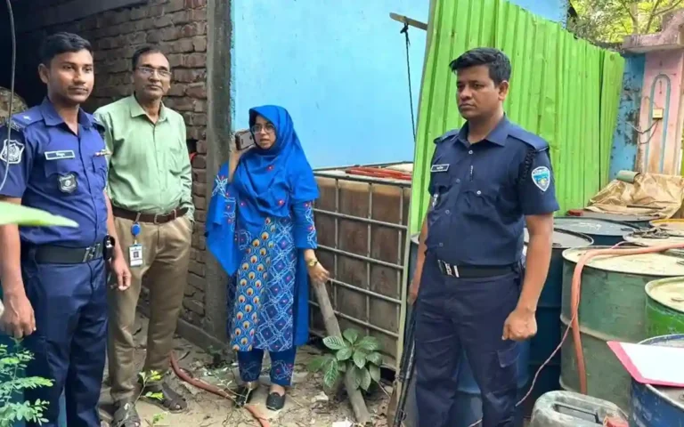 ব্যবসায়ীর বাড়ি থেকে ৫,৫০০ লিটার তেল জব্দ, ৫০ হাজার টাকা জরিমানা