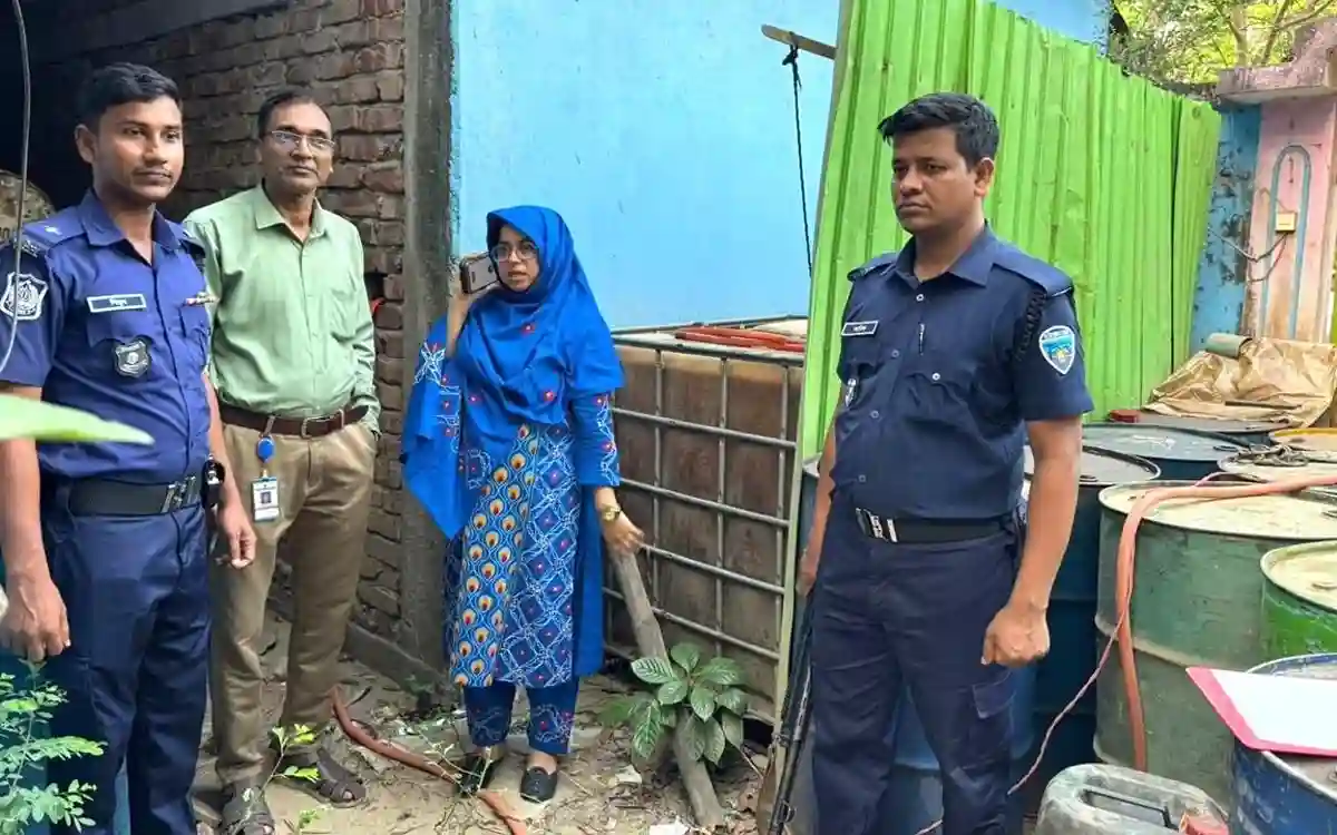 ব্যবসায়ীর বাড়ি থেকে ৫,৫০০ লিটার তেল জব্দ, ৫০ হাজার টাকা জরিমানা