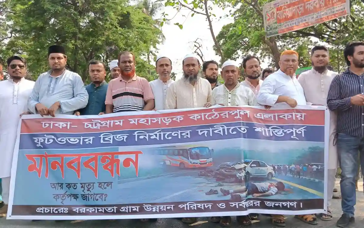 চান্দিনায় স্কুলছাত্র নিহতের প্রতিবাদে উত্তাল জনতা: মহাসড়কে ওভারপাসের জোরালো দাবি