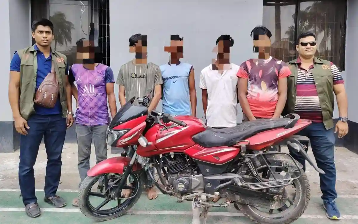 চাঁদপুরে ডিবি পুলিশের অভিযানে চোরাই মোটরসাইকেল উদ্ধার, চোরচক্রের ৫ সদস্য আটক