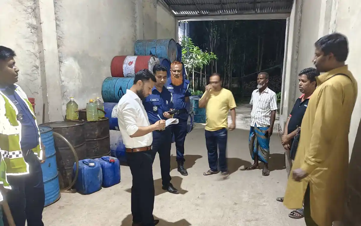 মুরাদনগরে অতিরিক্ত দামে জ্বালানি বিক্রি, মোবাইল কোর্টের জরিমানা