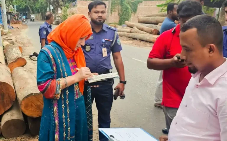 ব্রাহ্মণপাড়ায় মোবাইল কোর্ট অভিযান, রাস্তা দখল ও মোটরসাইকেল অনিয়মে জরিমানা