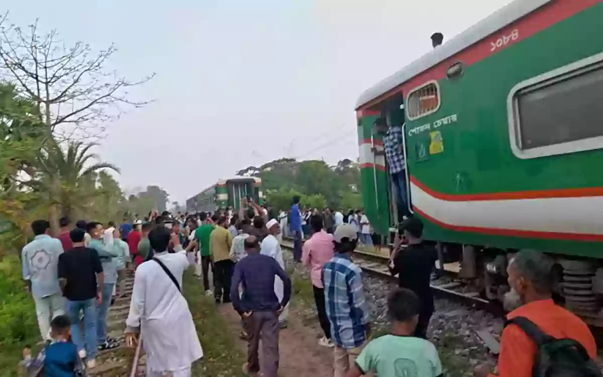 Rising Cumilla - 3 coaches of a moving train separated in Nangalkot, Comilla, railway authorities investigating