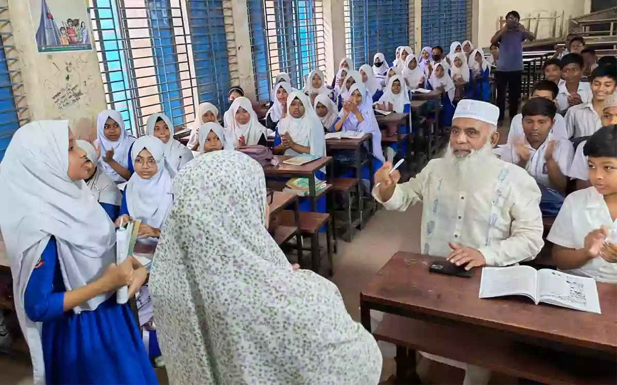 Rising Cumilla - Comilla-6 MP Monirul Haque Chowdhury sat on a student bench and taught class