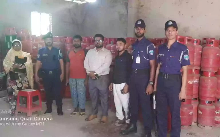 Rising Cumilla - Dealer fined for selling LPG cylinders at excessive prices in Comilla in consumer campaign
