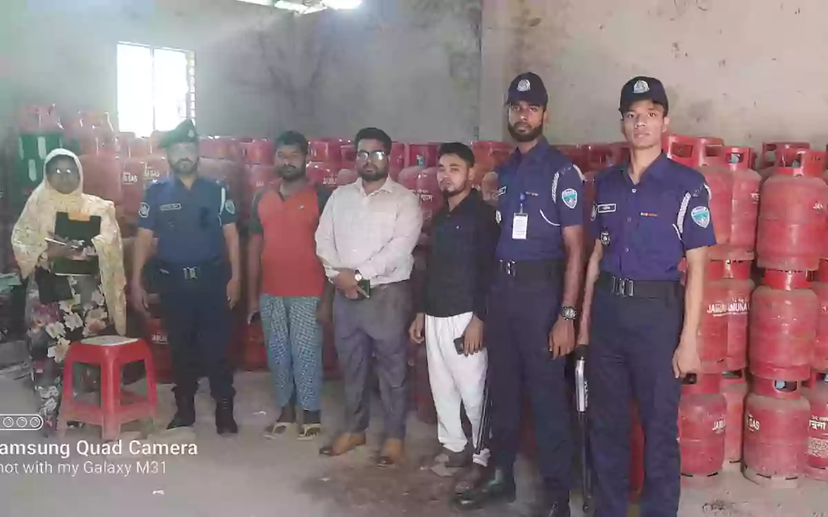 Rising Cumilla - Dealer fined for selling LPG cylinders at excessive prices in Comilla in consumer campaign