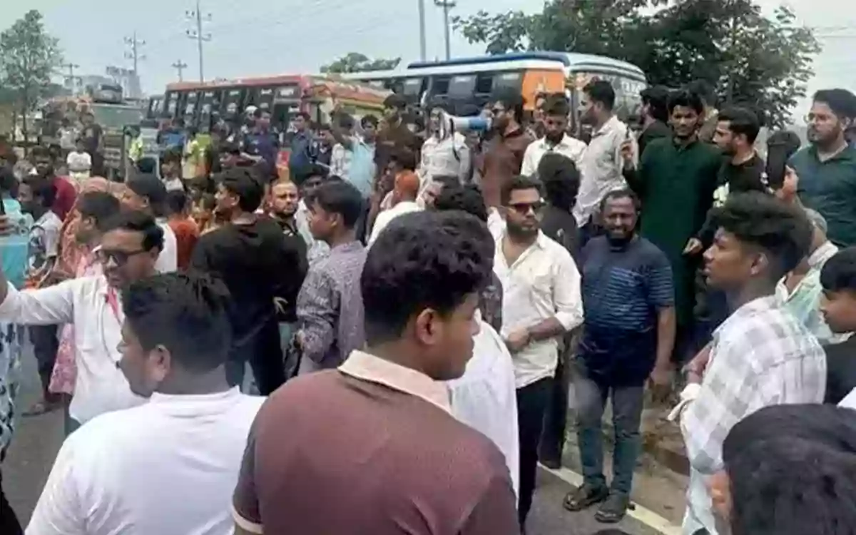 Rising Cumilla - Dhaka-Chittagong highway blocked to demand foot overbridge in Chandina