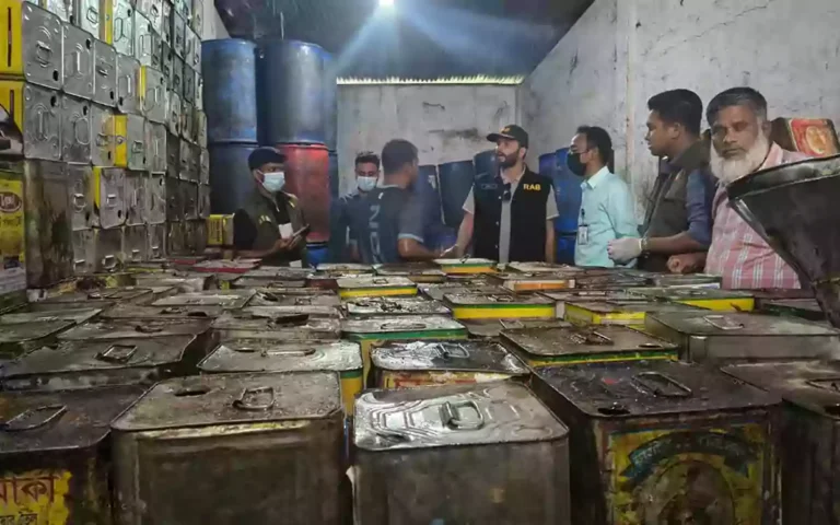 Rising Cumilla -Edible oil hoarded in Feni- 50,000 liters seized, fined Tk 2 lakh