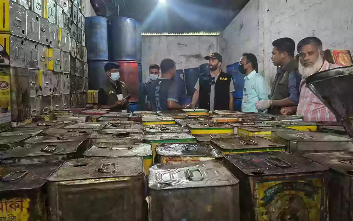 Rising Cumilla -Edible oil hoarded in Feni- 50,000 liters seized, fined Tk 2 lakh