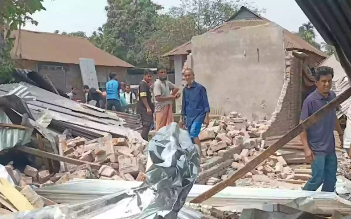 Rising Cumilla -Elderly man dies after hotel wall collapses in Comilla's Debidwar
