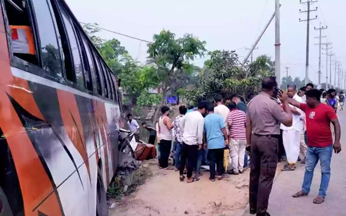 Rising Cumilla - Elderly man killed in collision with electric pole after being hit by bus while trying to save pedestrian in Chandina, Comilla