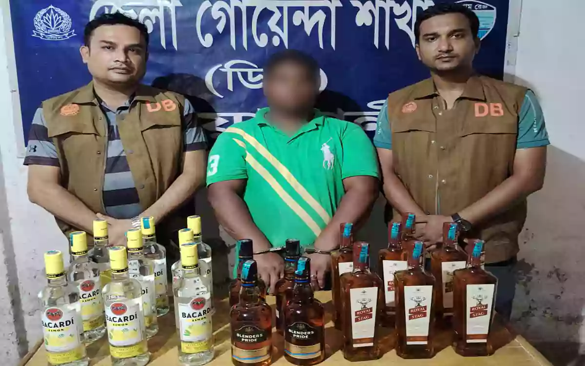 Rising Cumilla - Foreign liquor stash in doorman's room in Noakhali, 1 arrested
