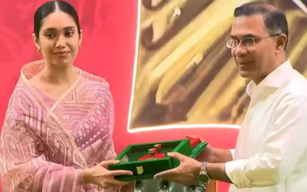 Rising Cumilla - Jaima Rahman accepts the Freedom Award on behalf of Khaleda Zia