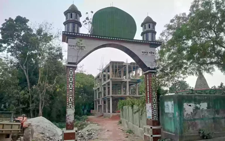 Rising Cumilla - Police obstructing construction work on under-construction building in Nabinagar, Brahmanbaria, victims concerned