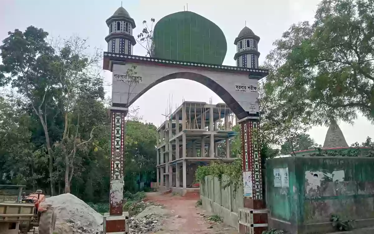Rising Cumilla - Police obstructing construction work on under-construction building in Nabinagar, Brahmanbaria, victims concerned