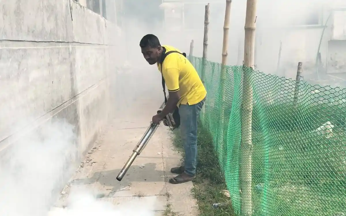 ডেঙ্গু মোকাবিলায় কুমিল্লা নগরীর বিভিন্ন সড়ক মশা নিধন কার্যক্রম পরিচালনা