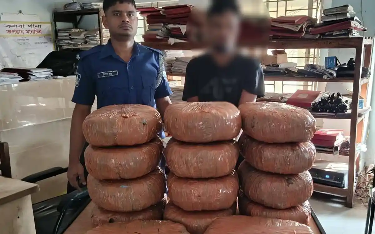 কসবায় কাভার্ডভ্যানে ৪২ কেজি গাঁজা উদ্ধার, আটক ১
