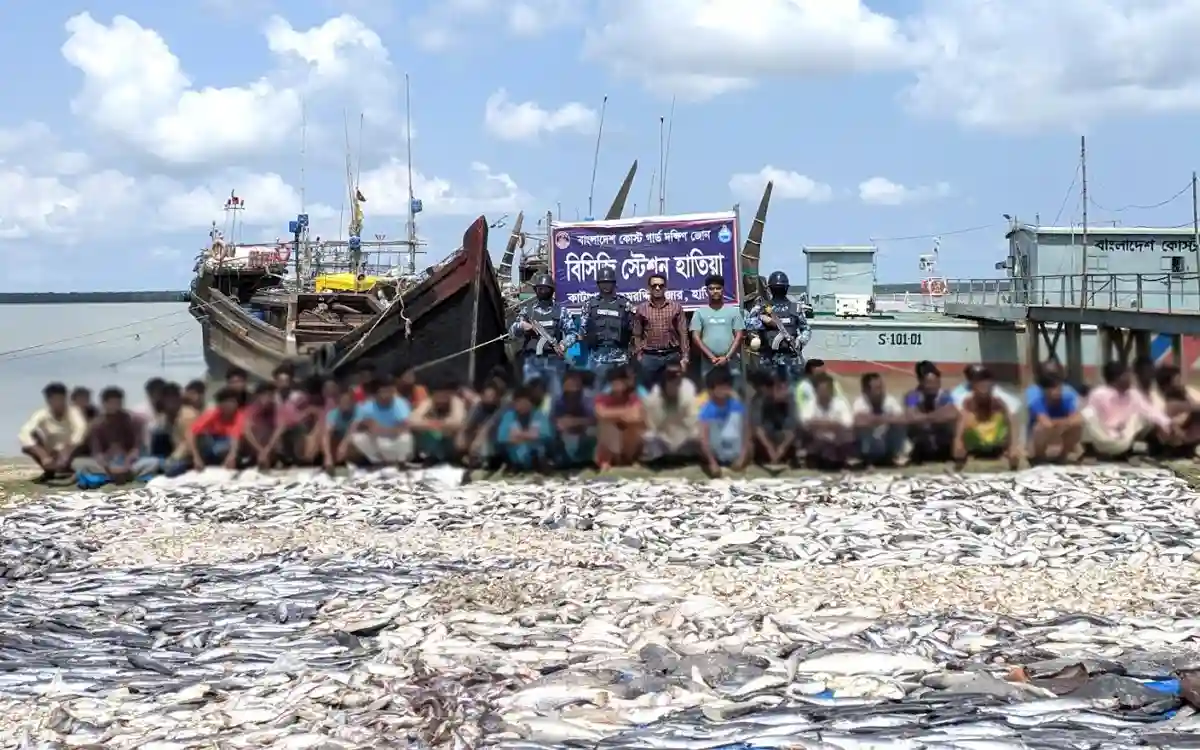 মেঘনায় নিষেধাজ্ঞা অমান্য করে মাছ ধরায় ৪৫ জেলে আটক