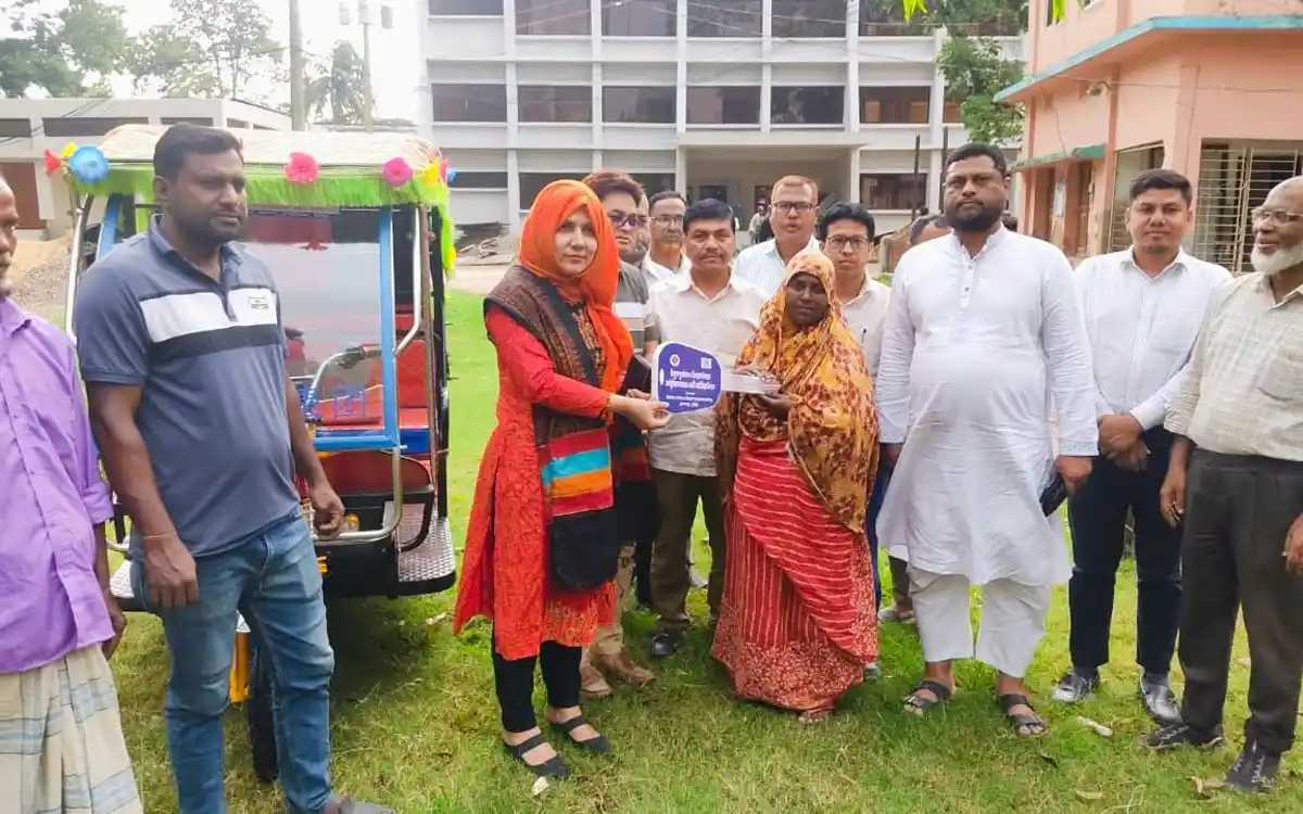 ব্রাহ্মণপাড়ায় ভিক্ষুক পুনর্বাসনে অটোরিকশা ও গাভী বিতরণ