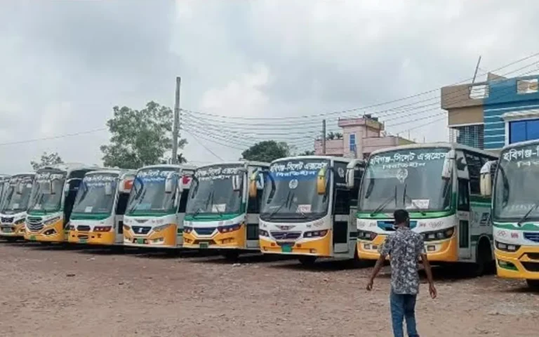 বাস চলাচল নিয়ে বিরোধ: ঈদযাত্রায় চরম ভোগান্তিতে ঘরমুখো মানুষ