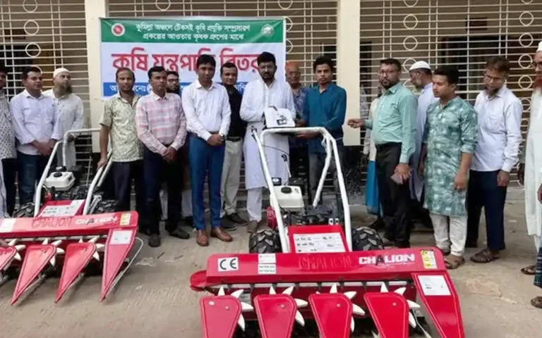 চান্দিনায় কৃষকদের মাঝে কম্বাইন্ড রিপার মেশিন বিতরণ