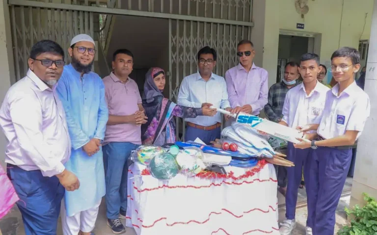 কুমিল্লা ভিক্টোরিয়া কলেজিয়েট স্কুলে ক্রীড়া সামগ্রী বিতরণ করল কুমিল্লা সিটি কর্পোরেশন