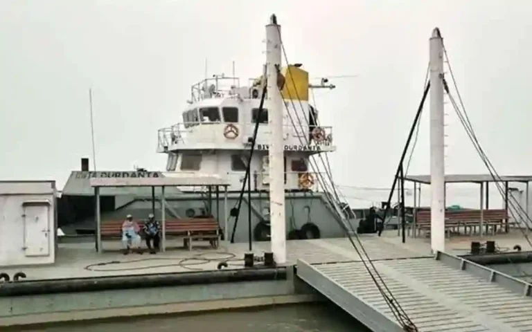 দুই দিন ধরে হাতিয়া রুটে ফেরি চলাচল বন্ধ