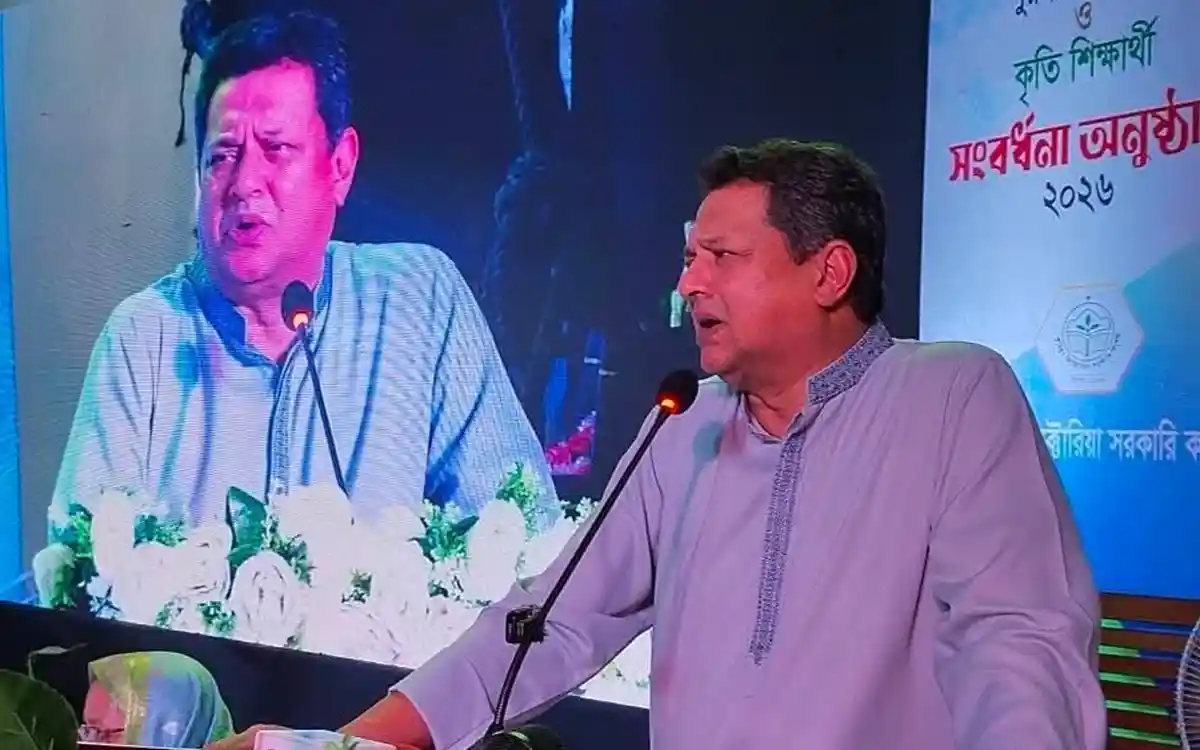 ভিক্টোরিয়া কলেজে দুই বাস দেওয়ার আশ্বাস দিলেন গৃহায়ণ ও গণপূর্ত মন্ত্রী জাকারিয়া তাহের সুমন