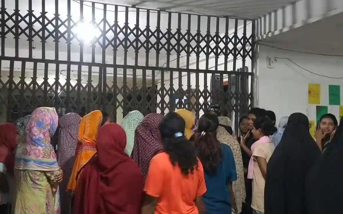 নোবিপ্রবিতে হলের দেয়ালে আপত্তিকর চিত্র