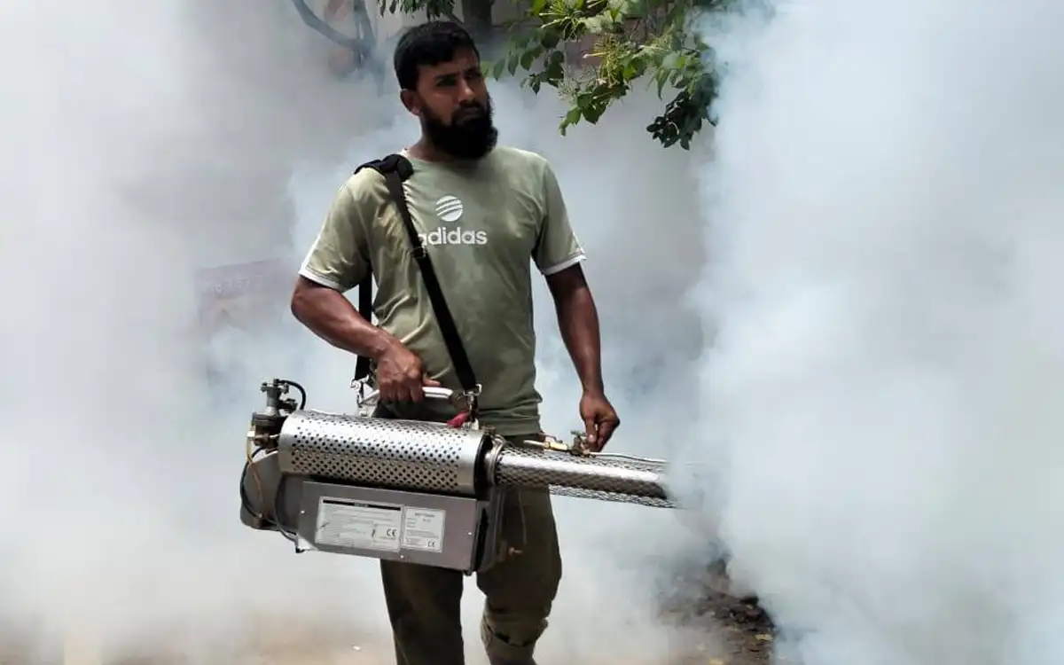 ডেঙ্গু নিয়ন্ত্রণে কুমিল্লার একাধিক ওয়ার্ডে মশক নিধন অভিযান