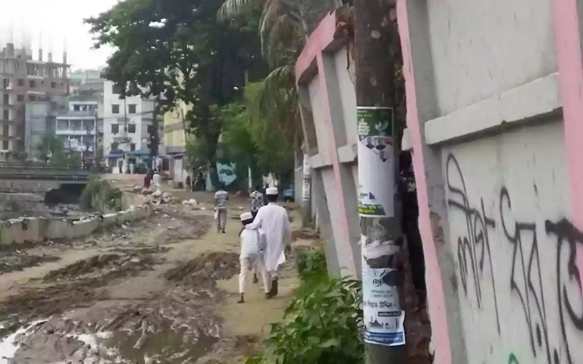 বেকে গেছে থানার দেয়াল, খালের পাশে ঝুঁকিপূর্ণ চলাচল