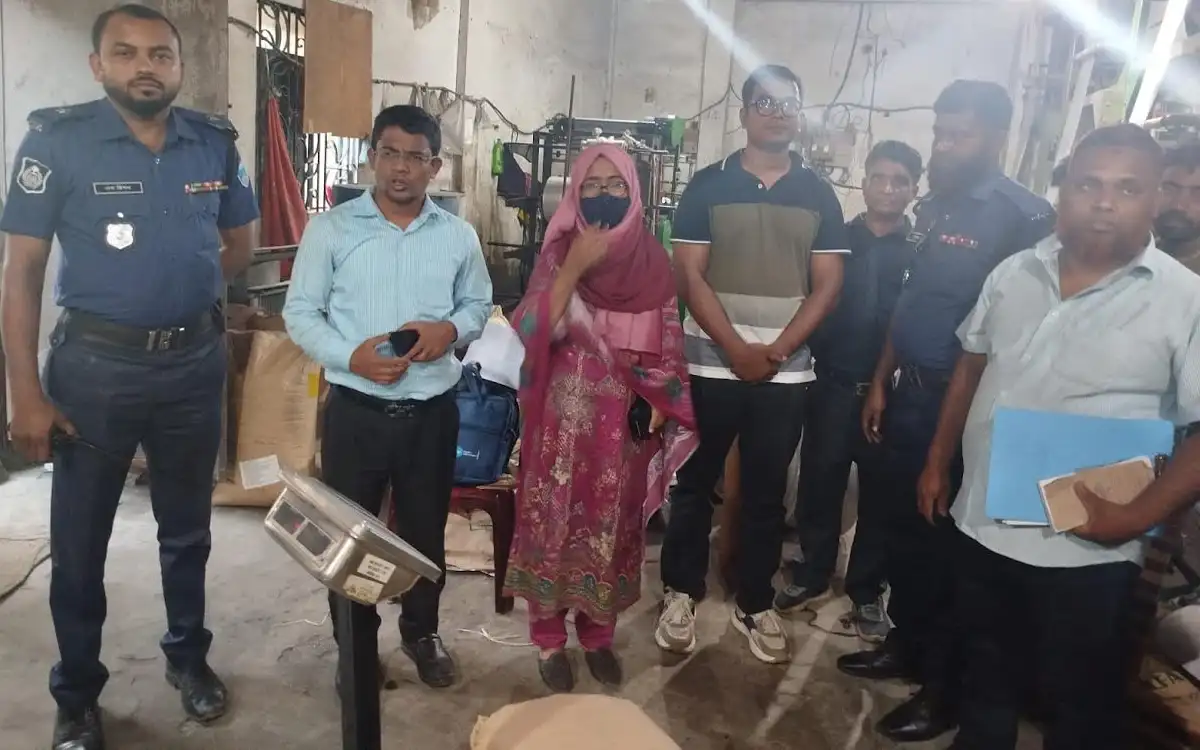 নোয়াখালীতে পলিথিন কারখানায় অভিযান, অবৈধ কারখানা বন্ধের নির্দেশ
