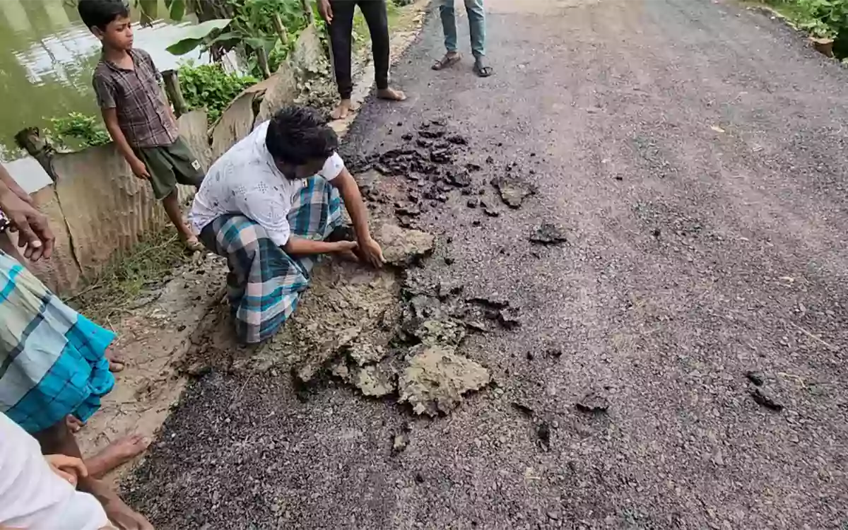 Rising Cumilla - Allegations of irregularities in road construction in Nasirnagar, Brahmanbaria, pitch being lifted by hand
