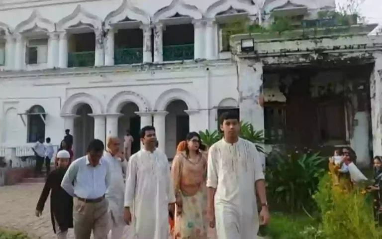 Rising Cumilla - Cumilla Deputy Commissioner visits Nawab Faizunnesa Zamindar House Museum with his family