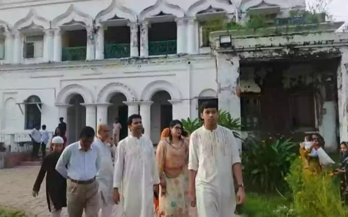 Rising Cumilla - Cumilla Deputy Commissioner visits Nawab Faizunnesa Zamindar House Museum with his family